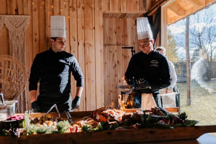 Live Cooking, Grills und brennendes Fleisch: Kulinarische Show in Stodoła Rasztów